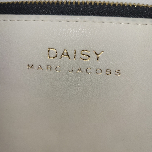Daisy By Marc Jacobs Faux White Leather Zip Up Wallet Pouch - Picture 2 of 14